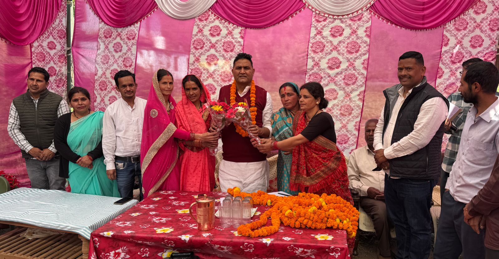भीमताल विधायक राम सिह कैड़ा ने जनता दरवार लगाकर सुनी ग्रामीणों की समस्या अधिकारियो को दिये समस्याओं का समाधान करने के निर्देश