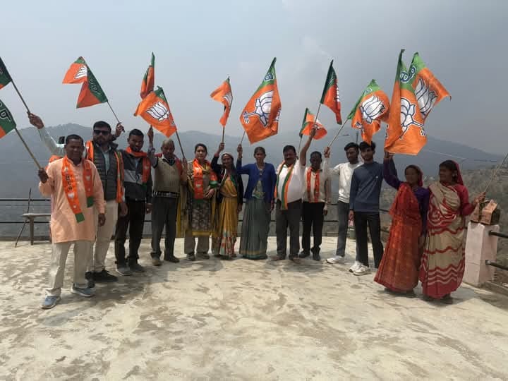 सोमेश्वर के सूरी बूथ में गांव चलो- बस्ती चलो अभियान में पूर्व जिला पंचायत सदस्य विमला रावत ने प्रतिभाग