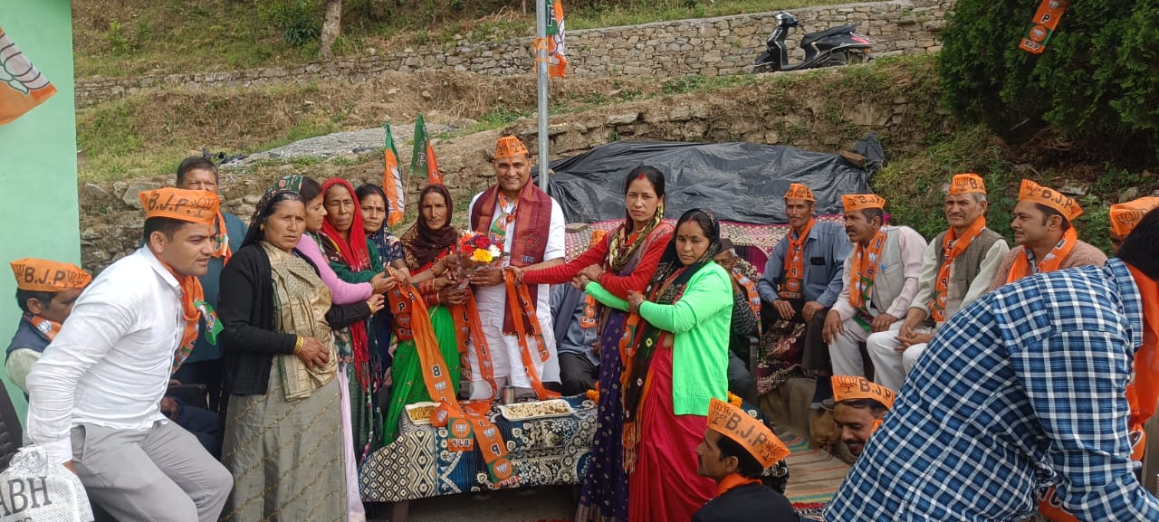 भीमताल विधायक राम सिह कैड़ा ने ओखलकांडा ब्लॉक के विभिन्न गाँवो दौरा कर ग्रामीणों की समस्याओं को सुना।