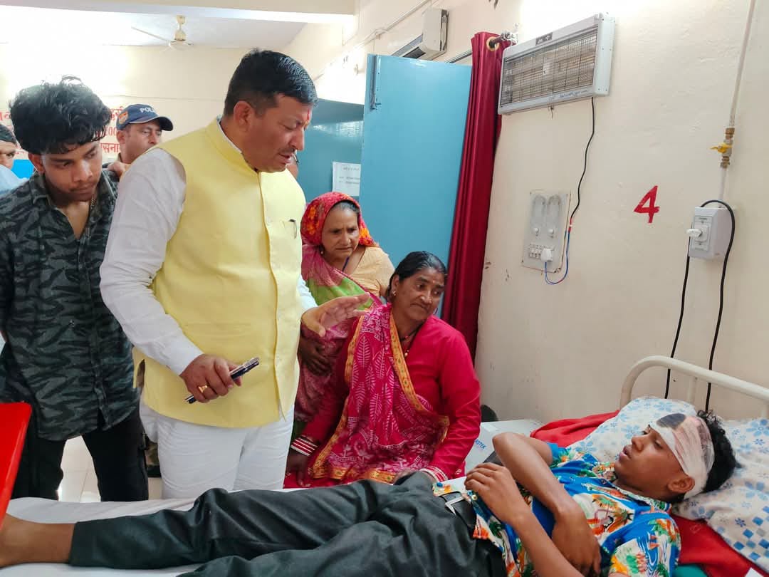 मैक्स दुर्घटनाग्रस्त होने पर सामुदायिक स्वास्थ्य केंद्र बैजनाथ पहुंचे पीएमजीएसवाई राज्य स्तरीय अनुश्रवण परिषद उपाध्यक्ष शिव सिंह बिष्ट।