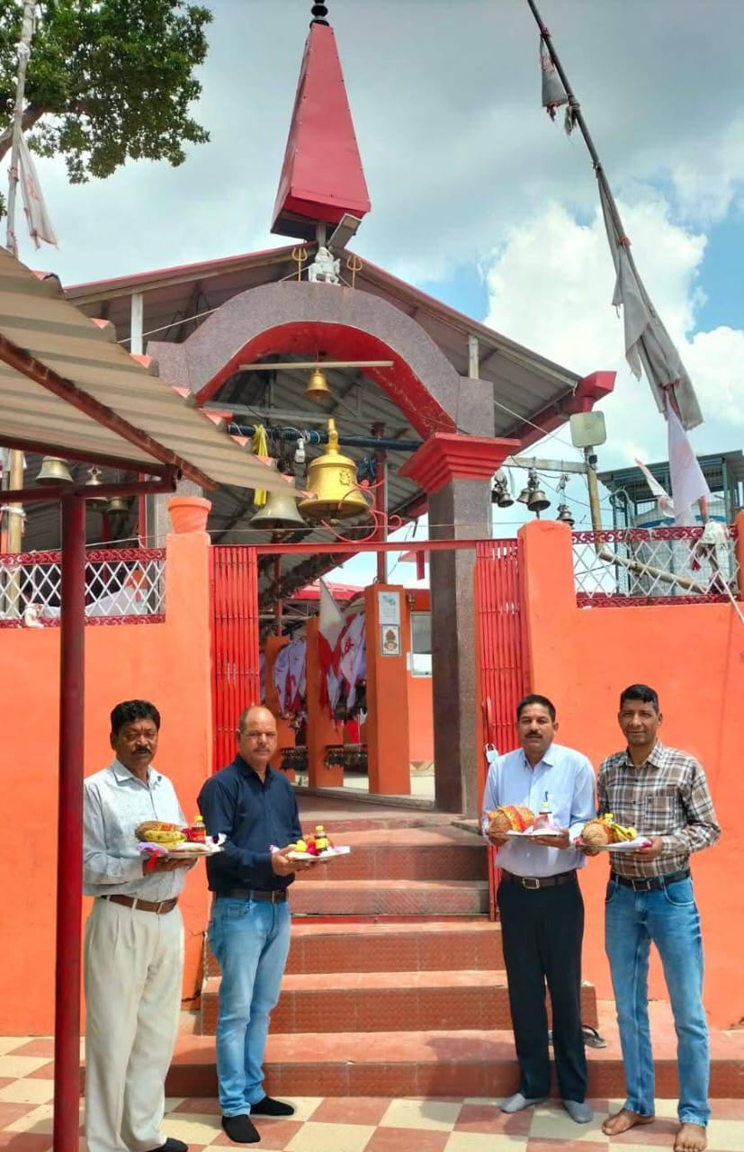 कांग्रेस जिला महामंत्री दीवान सतवाल ने चंपावत के गोल्ज्यू मंदिर में पूजा अर्चना।